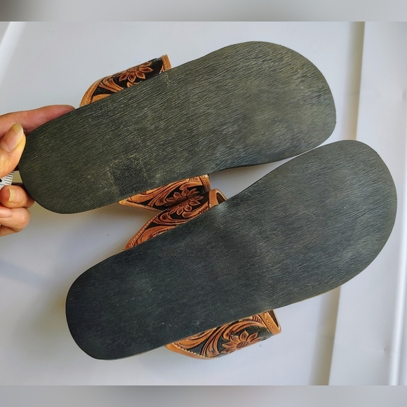 American Darling hand-carved genuine leather flip-flop sandals,women's sz 10. - Picture 9 of 17